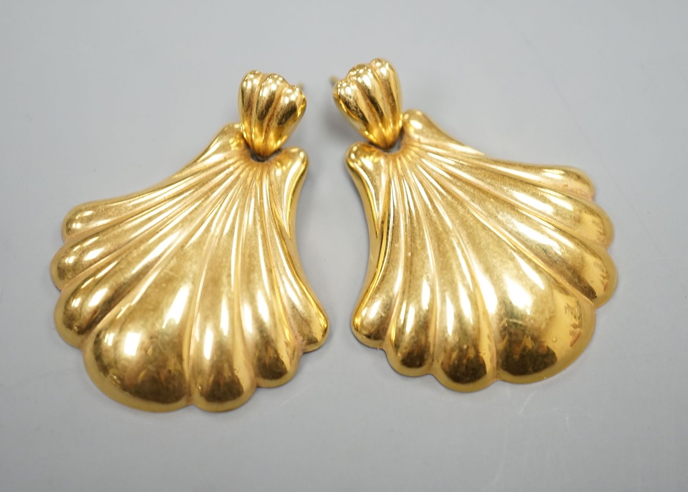 A modern pair of Italian 750 fan shaped drop earrings, 44mm, 9.6 grams.